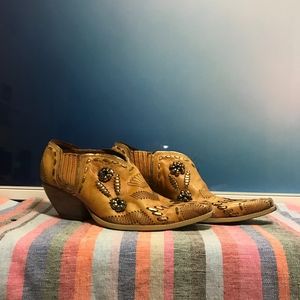 BCBGirls low heel gold leather sz 7.5